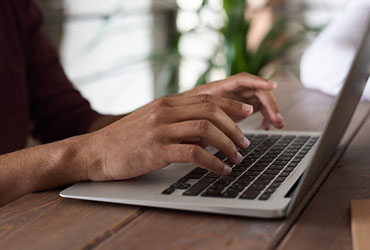 Servicios person using macbook